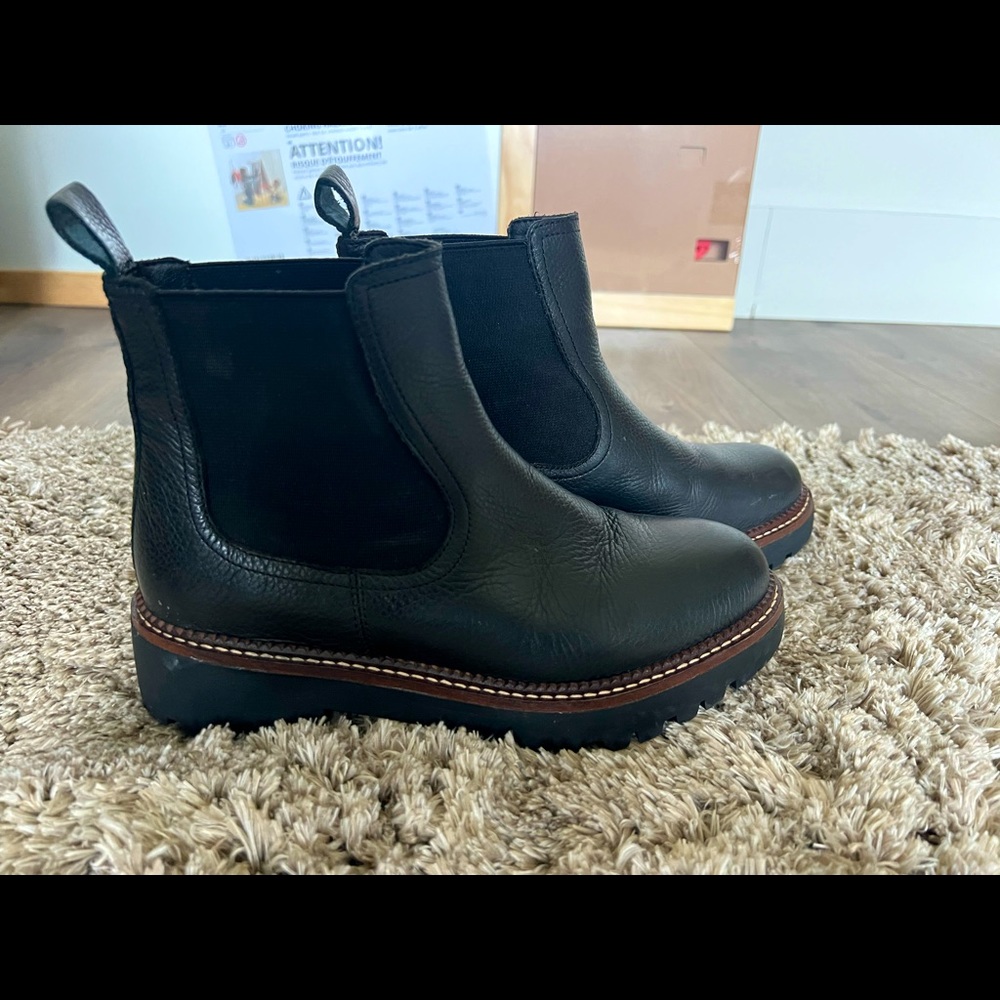 Caslon Water Resistant Chelsea Boot size 5.5